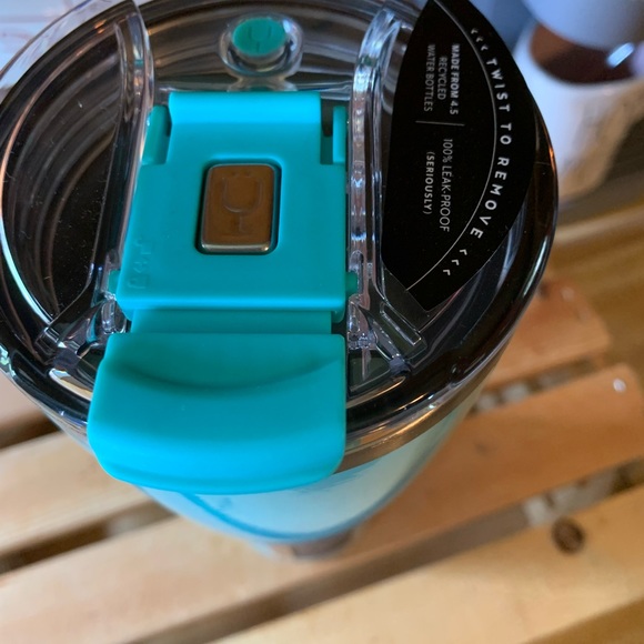 32 oz Brumate Turquoise color Tumbler with spill/ leak proof lid - Picture 3 of 4